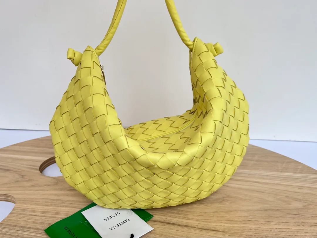 Batch 1260 BV has released a new product, TURN 6699-3 #Recommended New Hot Style It is still the classic woven logo that we can recognize at a glance. It is really a unique shape that is both familiar and unfamiliar! Made of sheepskin weaving, with beautiful gold beads on the shoulder straps for free adjustment. You can switch between shoulder and handbags during use. It has a concave and convex shape anytime and anywhere. It is a practical king with a unique personality. It also has the right color combination that can be sweet or salty. It is full of style. It is a beautiful summer catwalk style. Pull it out quickly. Size: 40*3*24.
